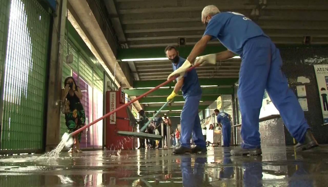 Funcionários tiveram que tirar a água próximo a bilheteria