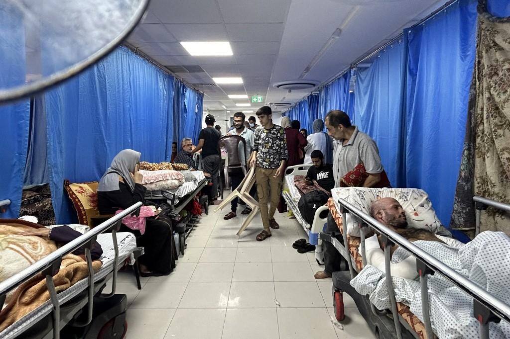 Corredor lotado de pessoas no hospital Al-Shifa, em Gaza