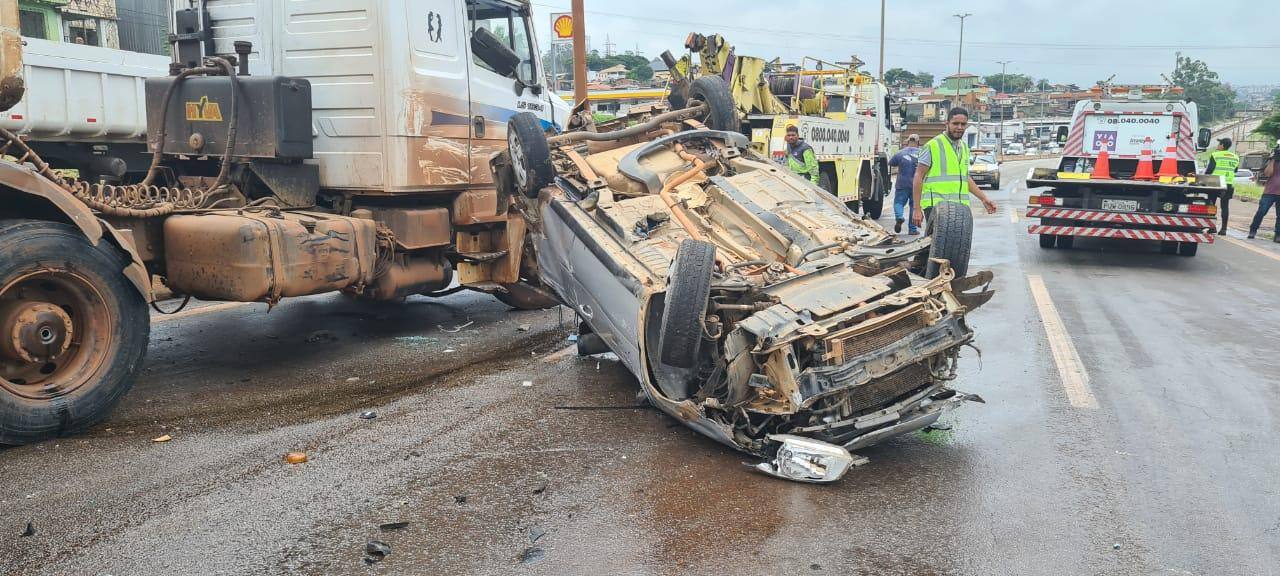 Um dos carros ficou de cabeça para baixo e bastante destruído