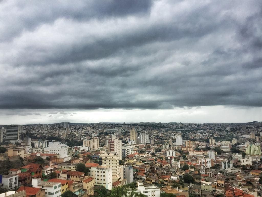 BH deve ficar com tempo nublado e tem chance de chuva