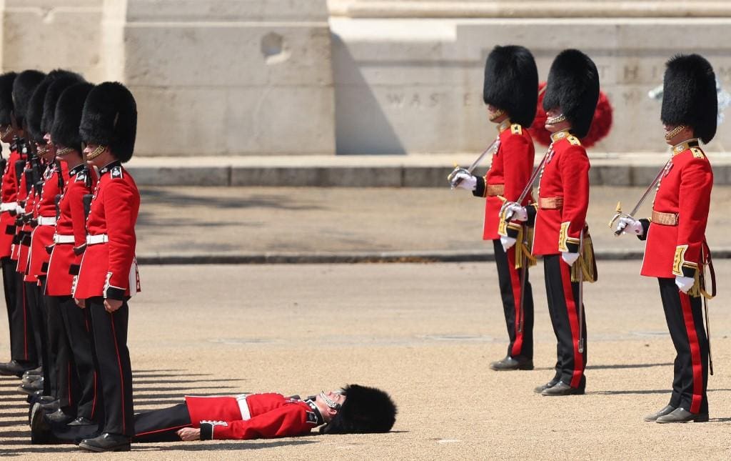 guarda de Londres desmaia