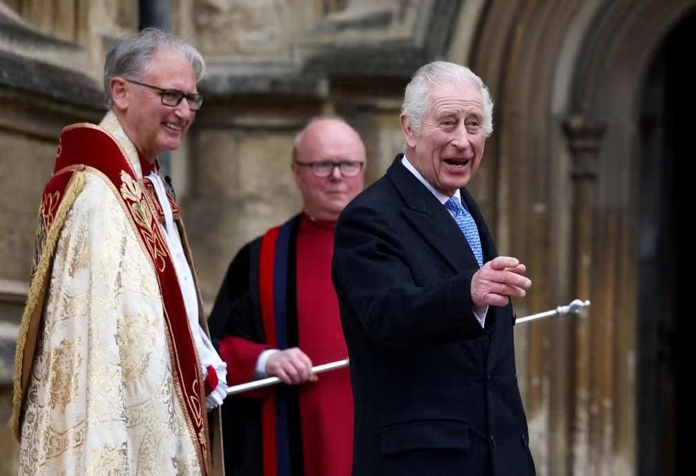 O rei Charles III chega à Capela de São Jorge, no Castelo de Windsor, para participar da missa de Páscoa