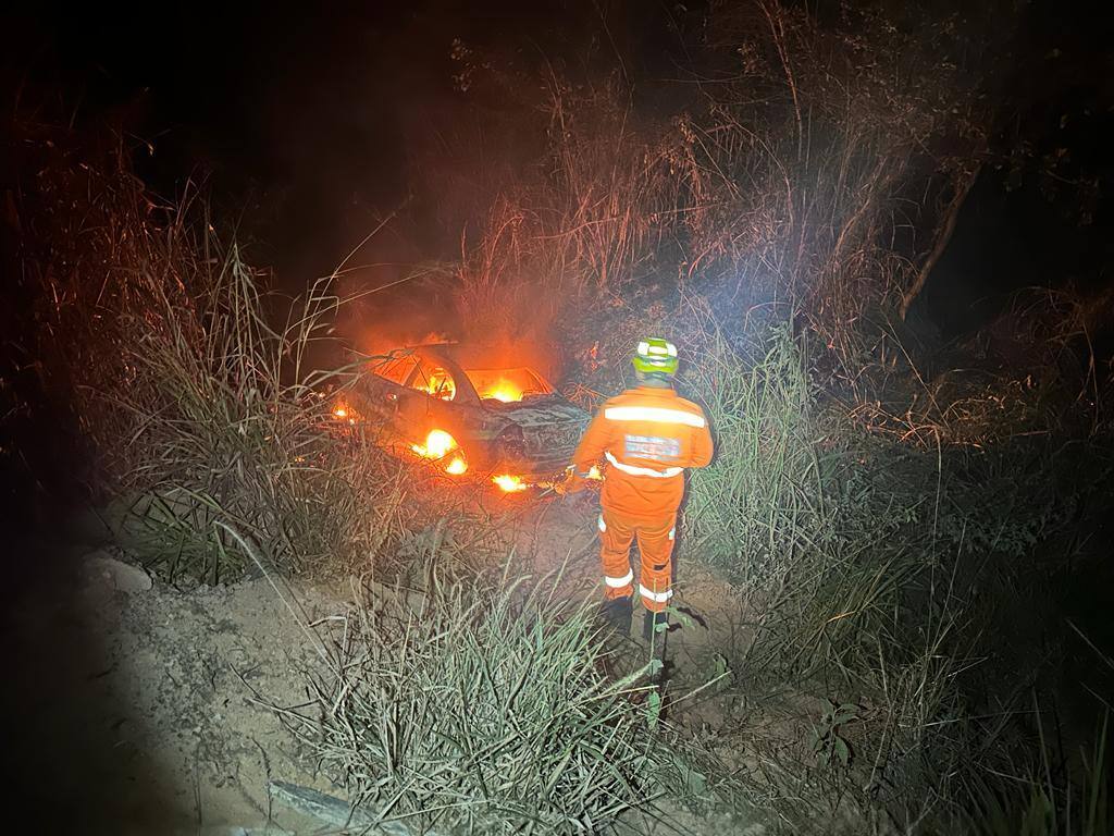 Carro pega fogo e cai em ribanceira em rodovia no Vale do Aço