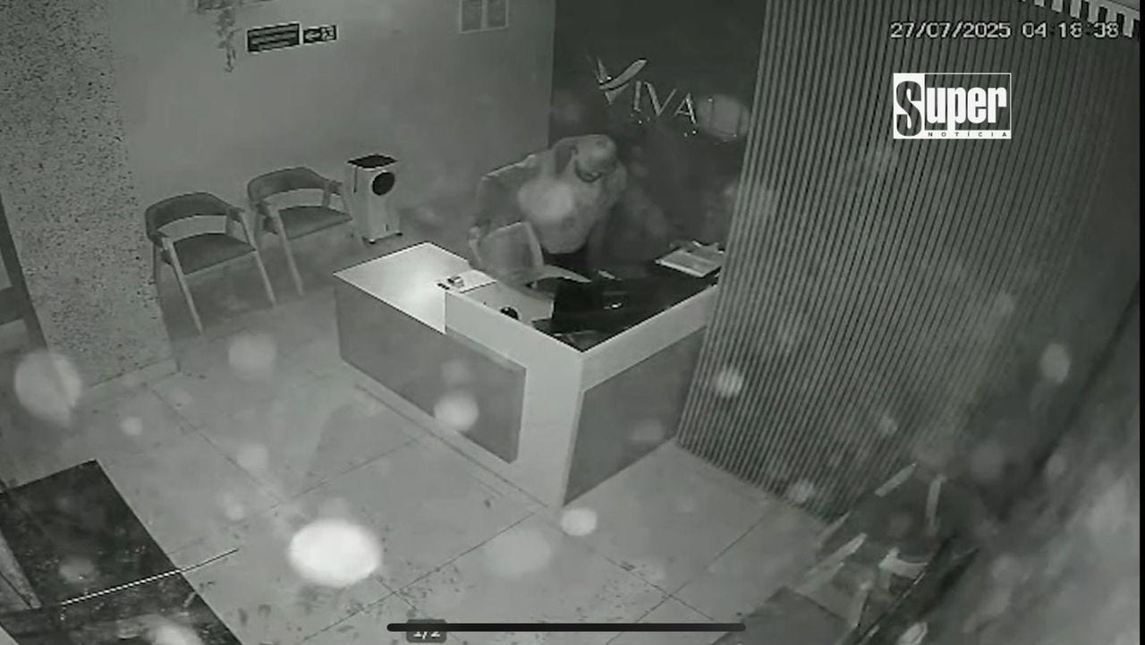 De acordo com a empresária, o homem levou um telefone e um robô aspirador.