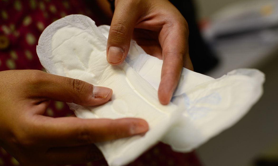 Estudantes da rede pública poderão pegar absorventes de forma gratuita nas farmácias do programa