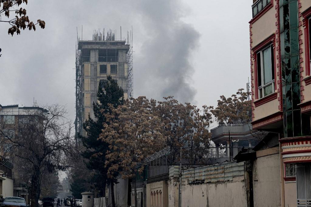 Em diversos pontos de Cabul era possível ver a coluna de fumaça que se formou no hotel