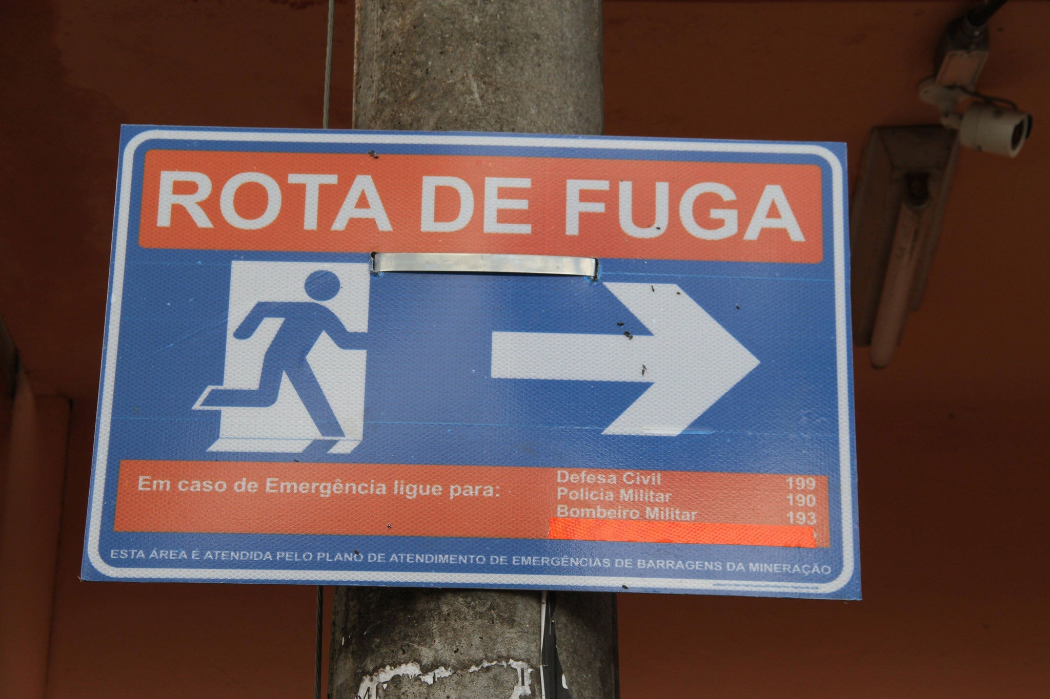 Mil placas foram espalhadas pelas ruas de Barão de Cocais