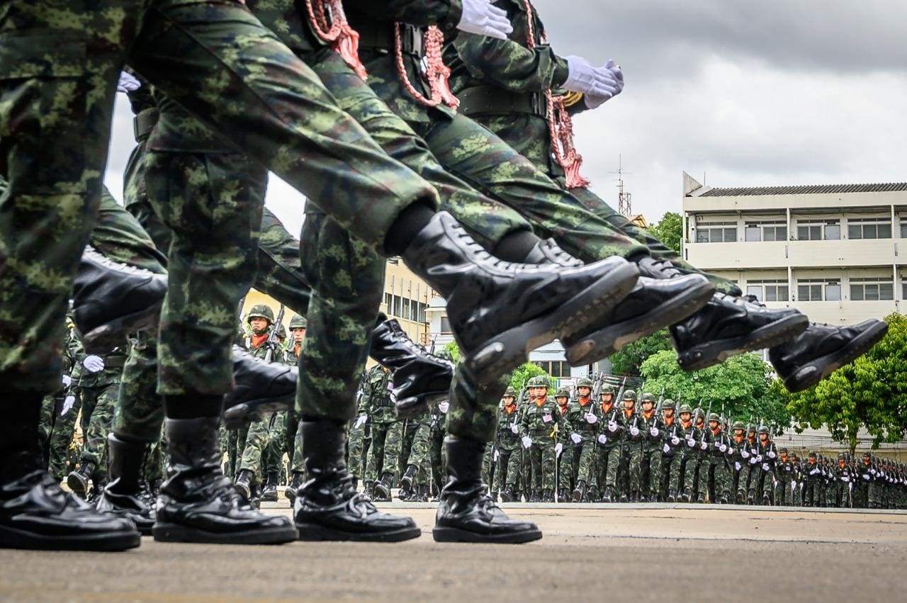 Militares participam da cerimônia oficial de entrega do Comandante-em-Chefe do Exército Real da Tailândia em Bangkok