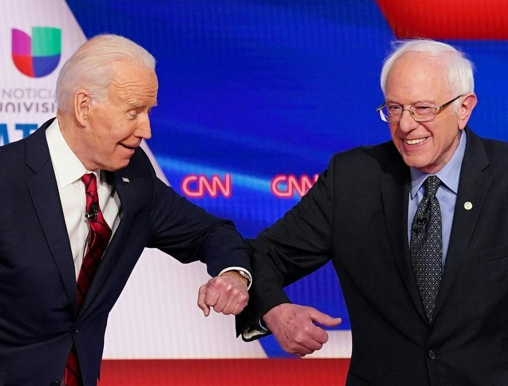 Joe Biden e Bernie Sanders se cumprimentaram sem tocar as mãos durante debate do partido Democrata nos EUA