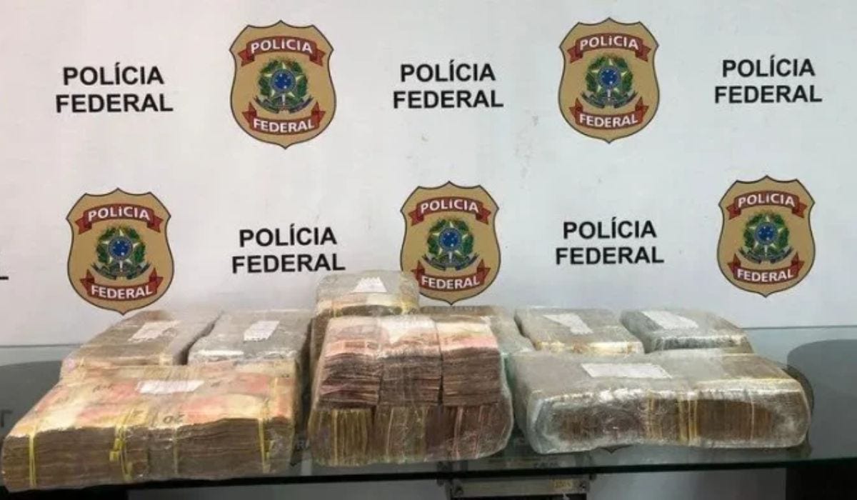 Os policiais localizaram o dinheiro em mala despachada pelo passageiro

