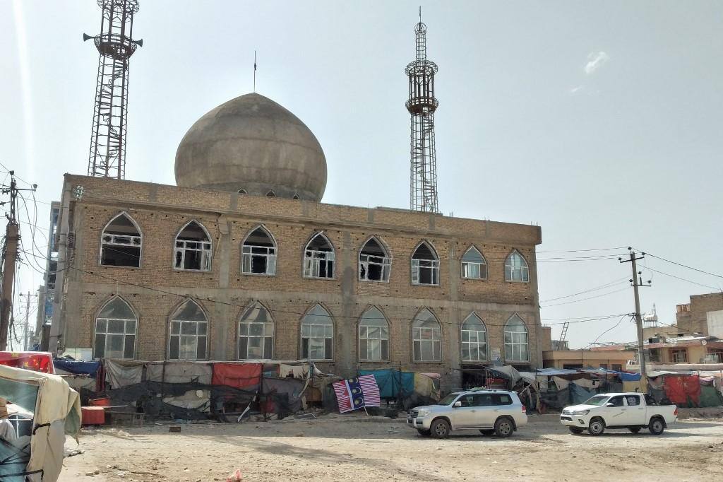 Uma visão geral da mesquita xiita Seh Dokan é tirada após uma explosão de bomba que matou 14 pessoas em Mazar-i-Sharif em 21 de abril de 2022.