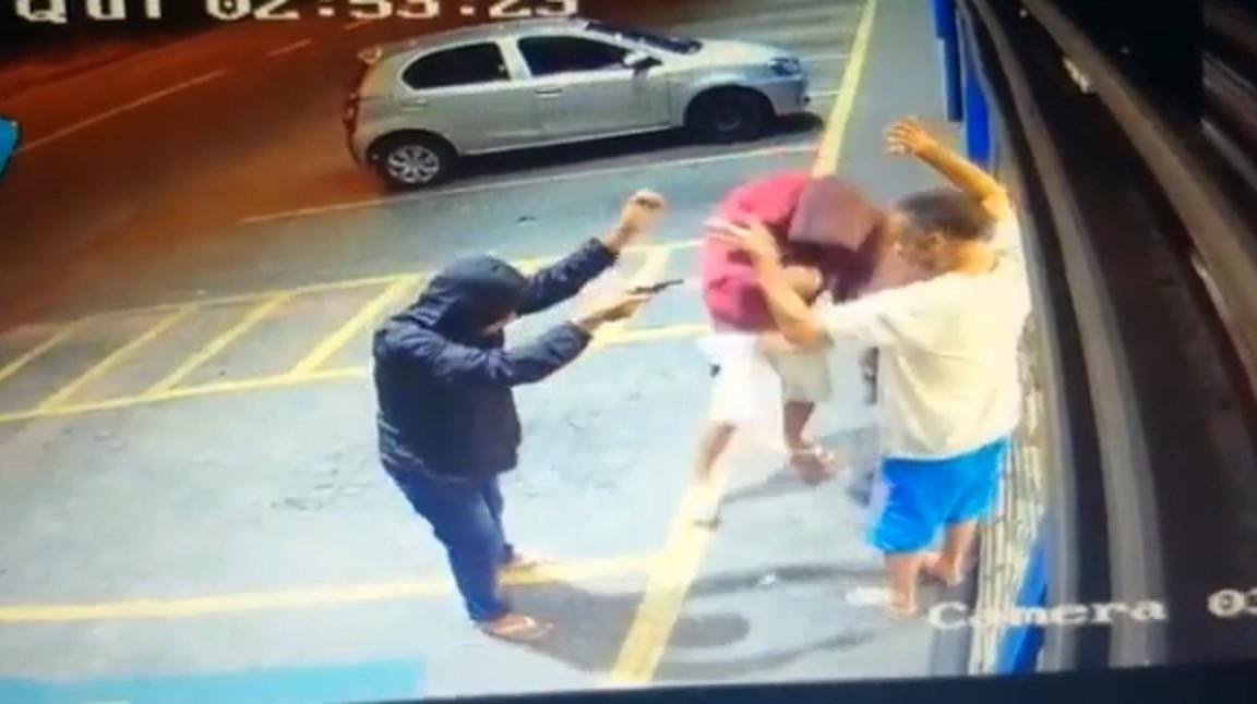Filmagens mostram momento em que homem é abordado por ladrões