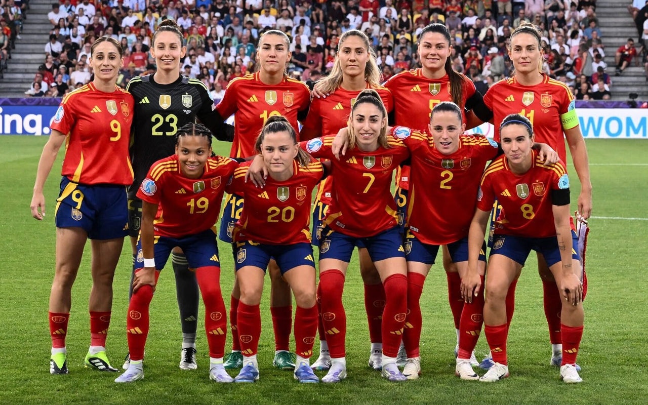 Seleção Espanhola feminina busca primeiro título de Eurocopa (Foto: SEBASTIEN BOZON / AFP)