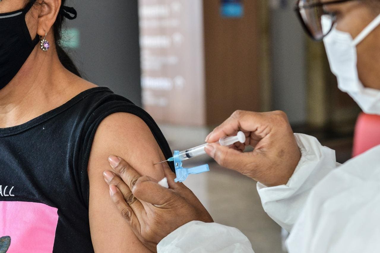 Mulher é vacinada contra a Covid-19 em BH