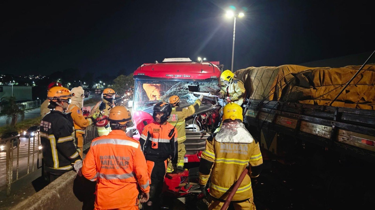 Motorista de um dos veículos ficou preso às ferragens