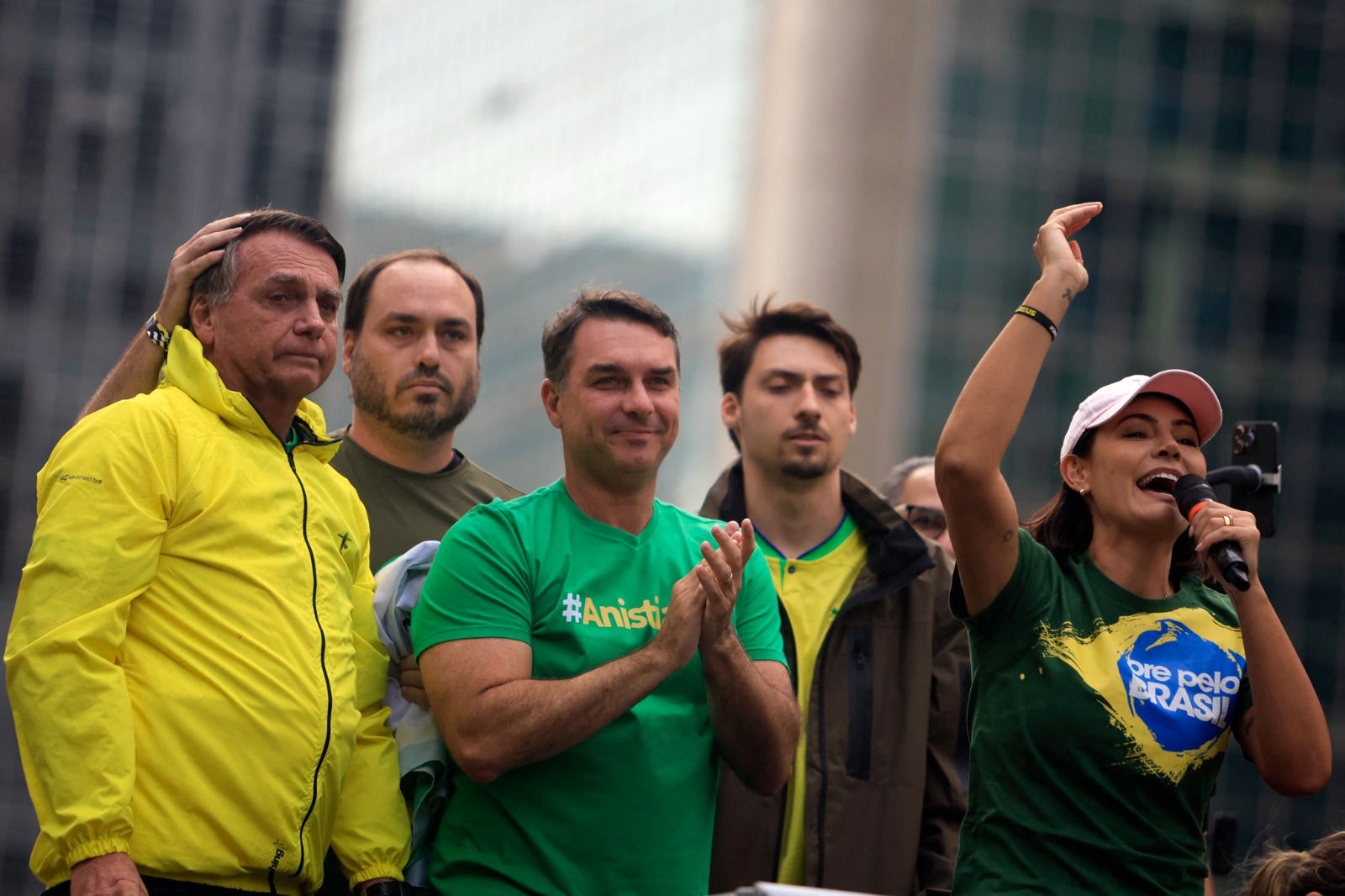 A família Bolsonaro durante ato em prol da anistia dos condenados de 8 de janeiro de 2023, realizado em abril, na avenida Paulista, em São Paulo. 