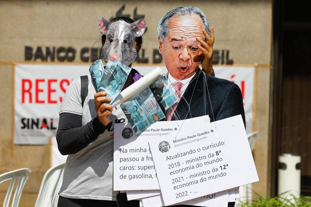 Servidores públicos de diversas categorias fazem manifestação por reajuste salarial em frente à sede do Banco Central
