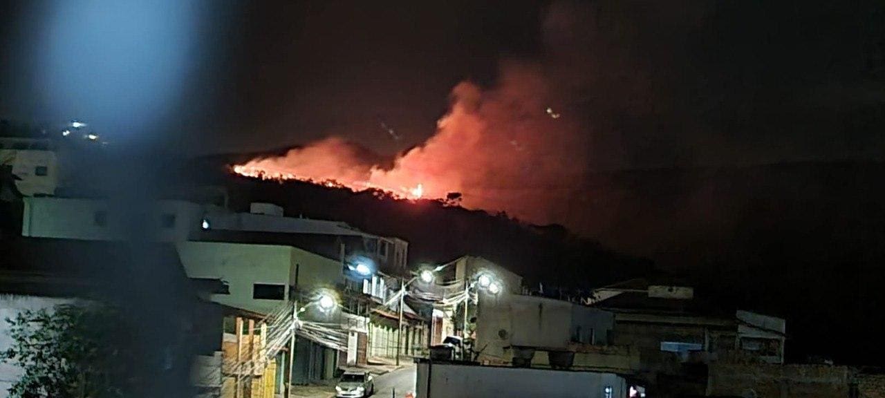 Chamas entre a Serra do Curral e Serra do Rola Moça na madrugada deste sábado