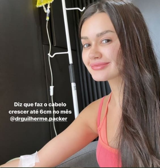 Influenciadora deu início a tratamento que promete fazer cabelo crescer até 6 cm no mês.