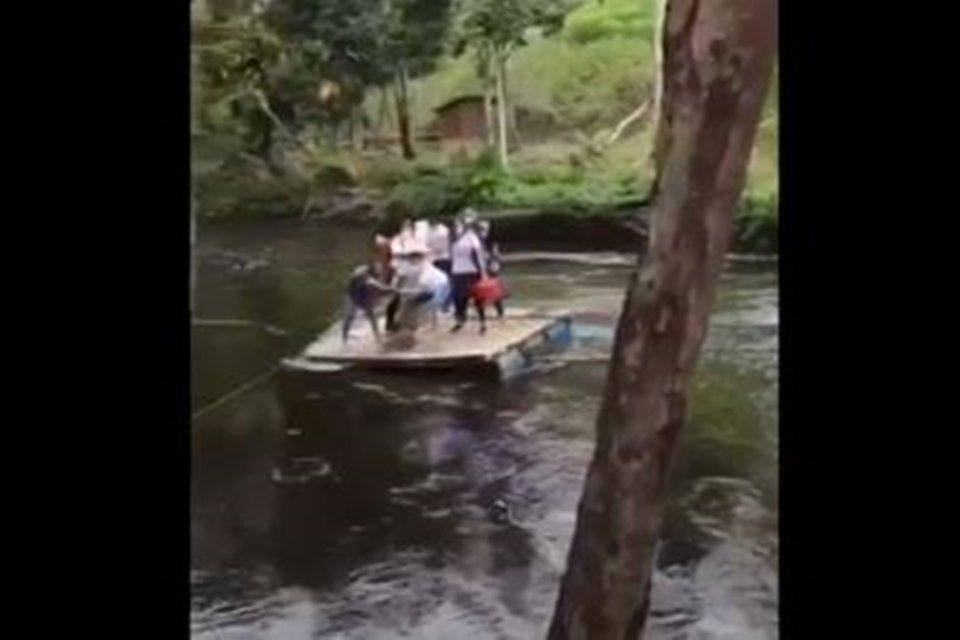 Equipe atravessa rio em estrutura de madeira para vacinar ribeirinhos no Amapá