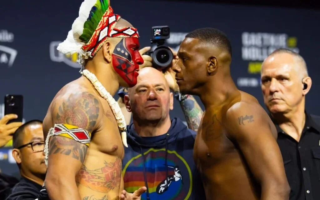 Poatan e Hill durante a encarada do UFC 300 (Foto: Reprodução/Icon sport)