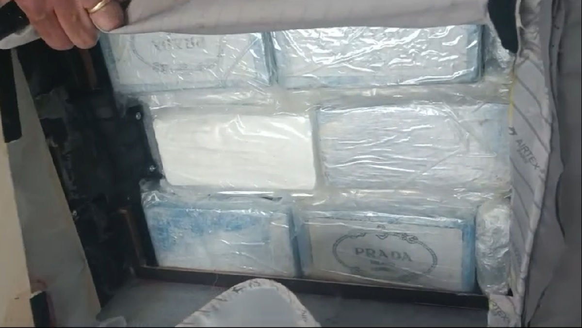 Droga estava no fundo falso de uma mala