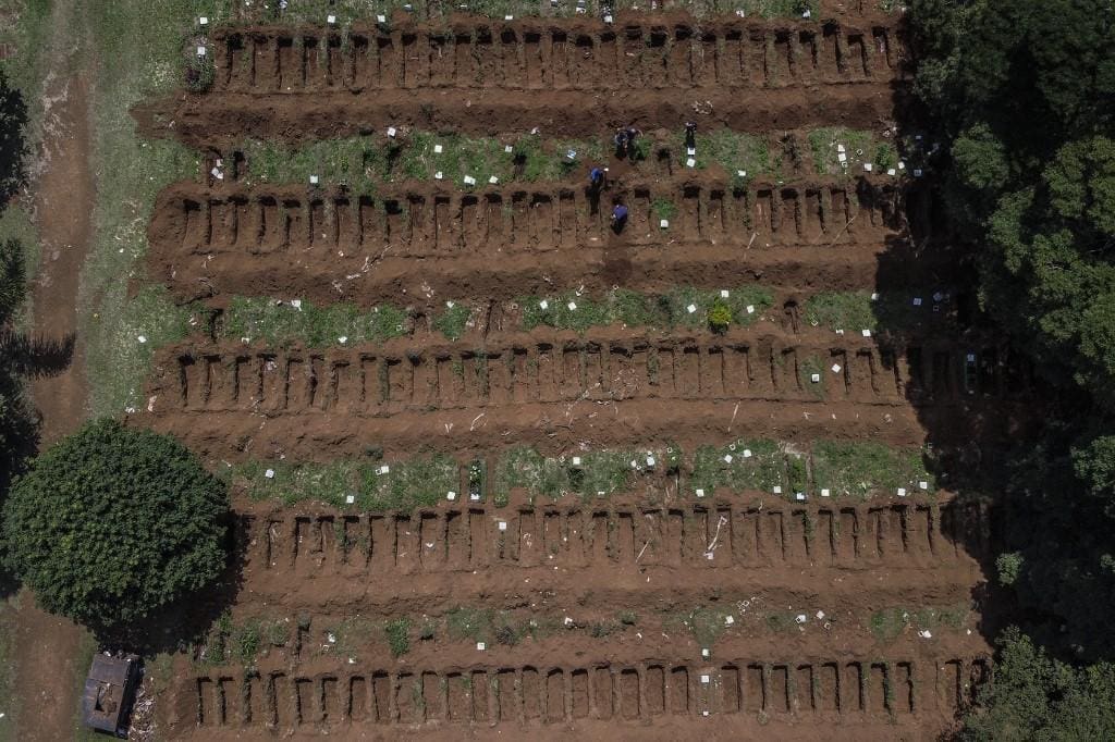 Cemitério da Vila Formosa prepara covas para enterros em massa