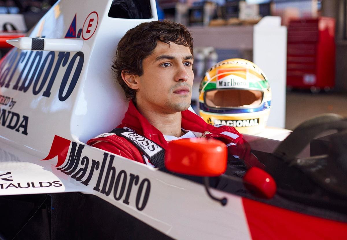 O ator Gabriel Leone é o protagonista da minissérie ficcional sobre Ayrton Senna