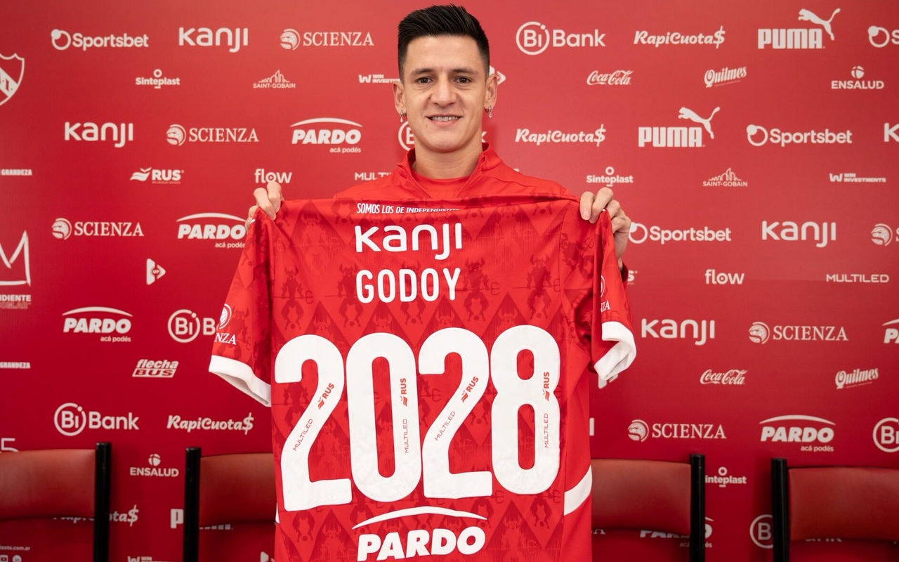 Leo Godoy assinou até o fim de 2028 com o Independiente. Divulgação/Independiente