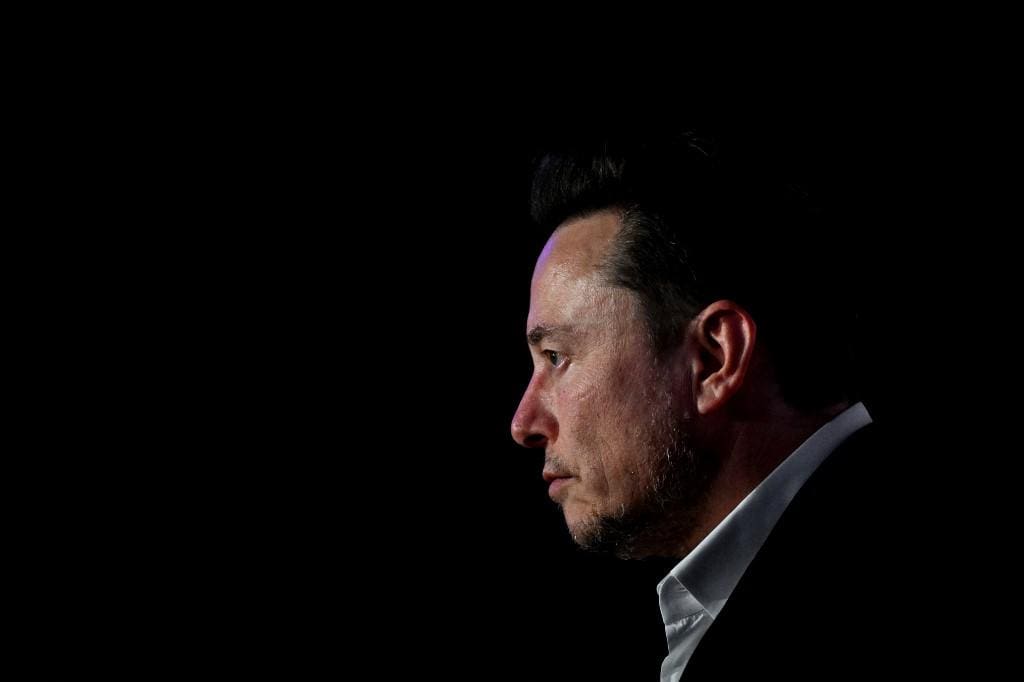 O bilionário Elon Musk já defendeu golpe contra presidente eleito democraticamente e suspendeu contas de jornalistas arbitrariamente