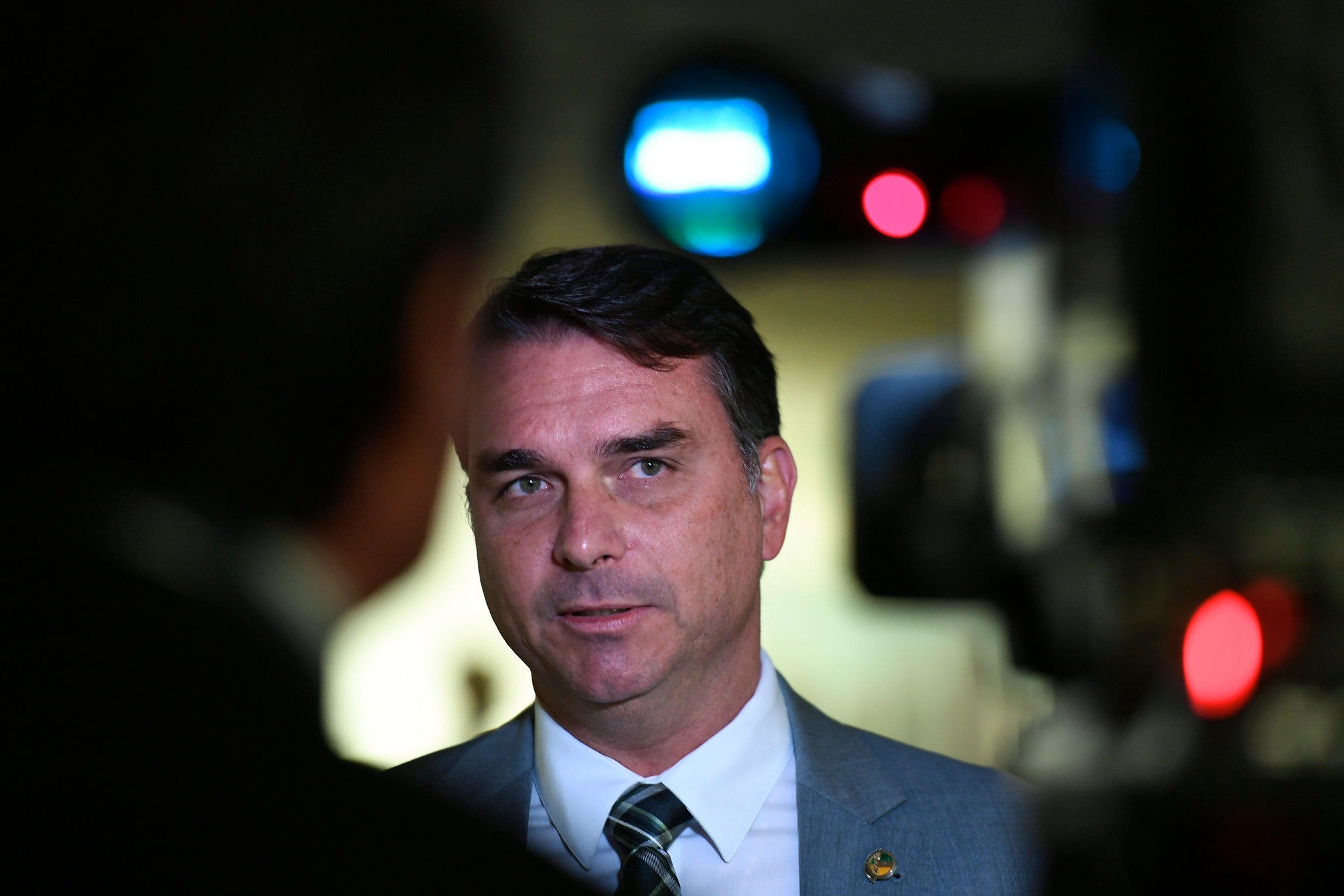 Durante entrevista coletiva, o senador Flávio Bolsonaro (foto) acusou Alexandre de Moraes de agir sem ouvir o Ministério Público e disse que a decisão contra Bolsonaro antecipa, de forma disfarçada, uma condenação