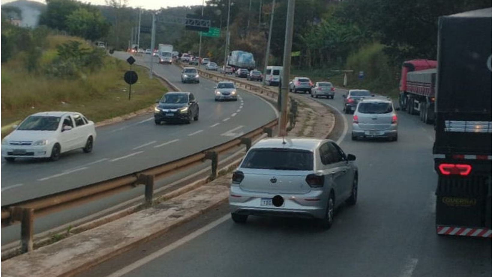 Registro de trânsito lento na altura de Ravena, Sabará, na BR-381