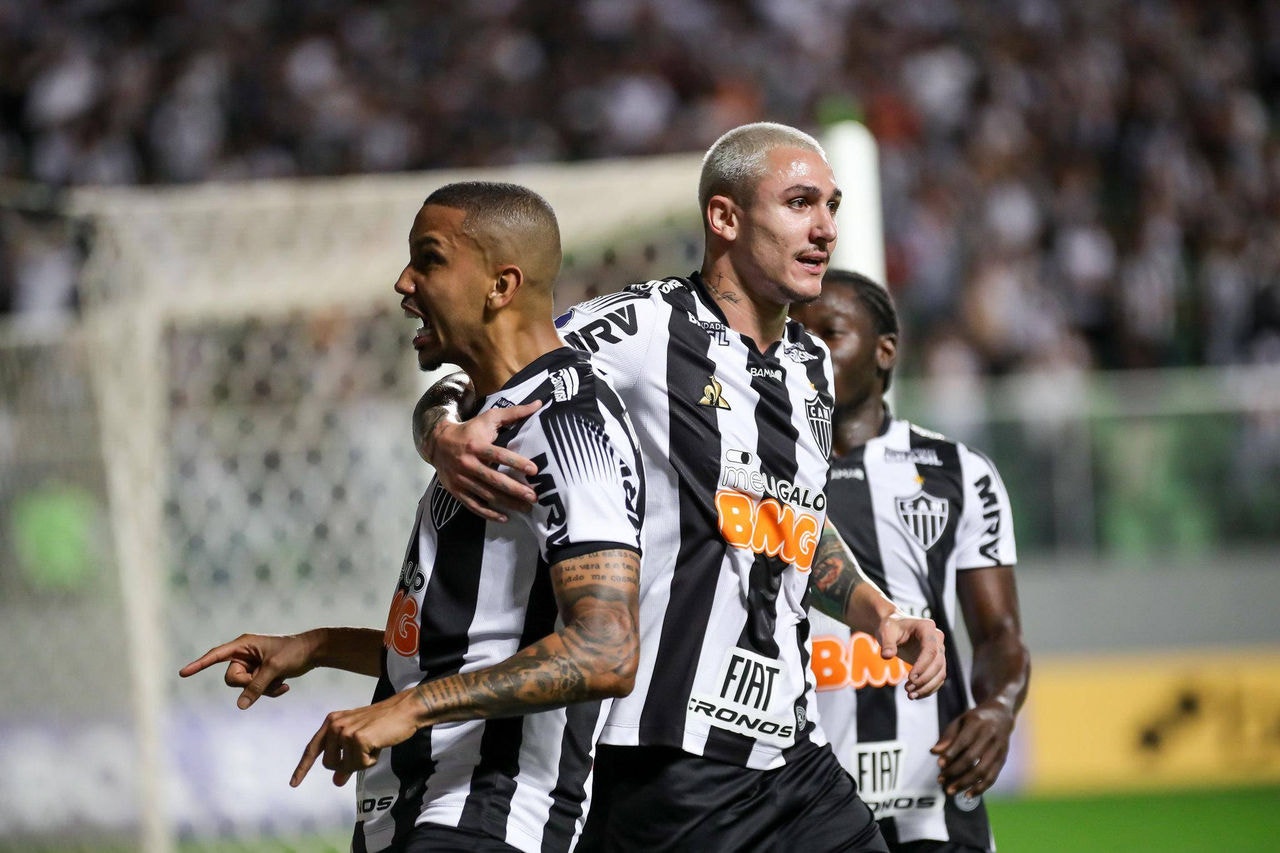 Jair, Vinícius e Chará comemoram gol durante participação do Atlético na Sul-Americana de 2019