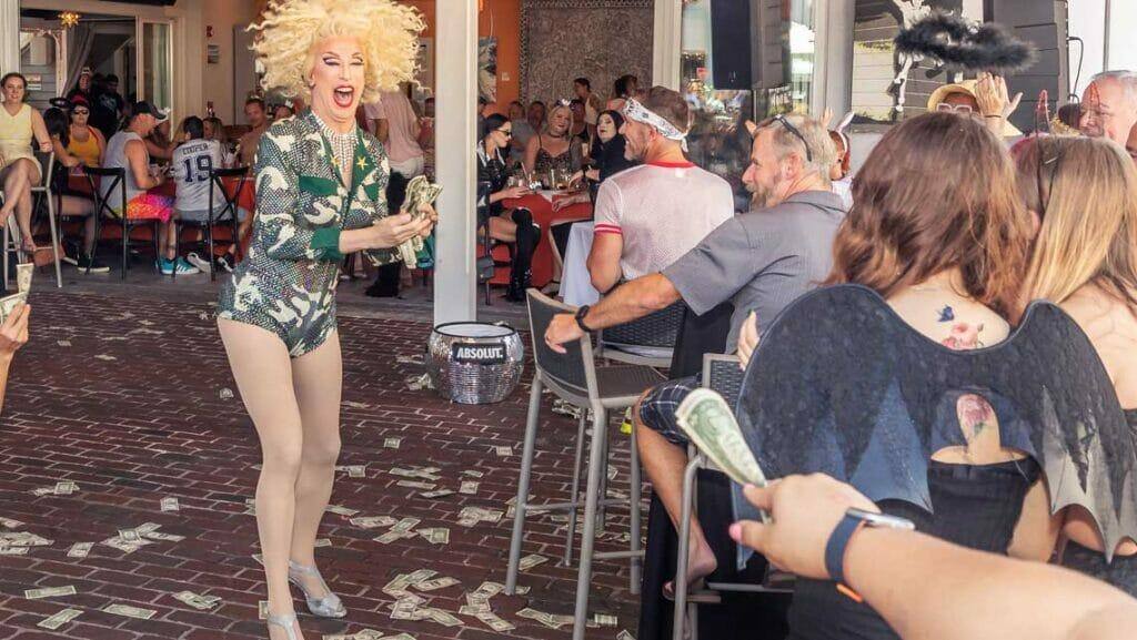Fora do Brasil, eventos que aproximam o público da arte drag já são comuns, e Belo Horizonte viverá esta experiência no próximo domingo