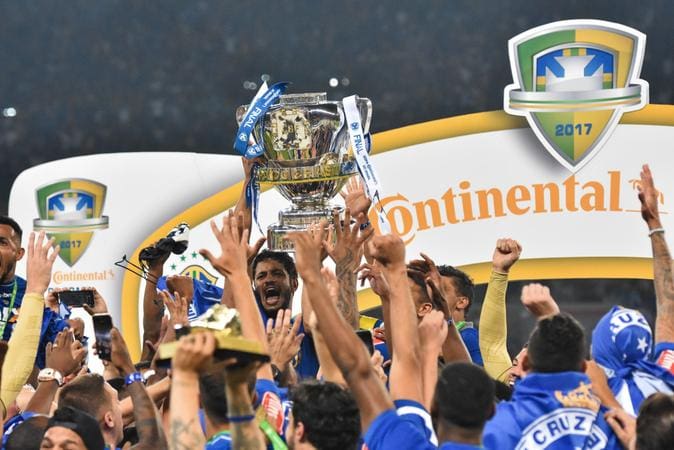 Jogadores do Cruzeiro levantam a taça da Copa do Brasil