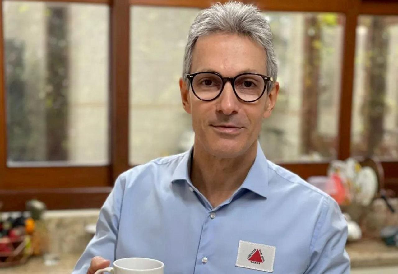 Governador de Minas, Romeu Zema retirou das escolas a exigência de apresentação dos certificados de vacinação para matrícula no ensino público