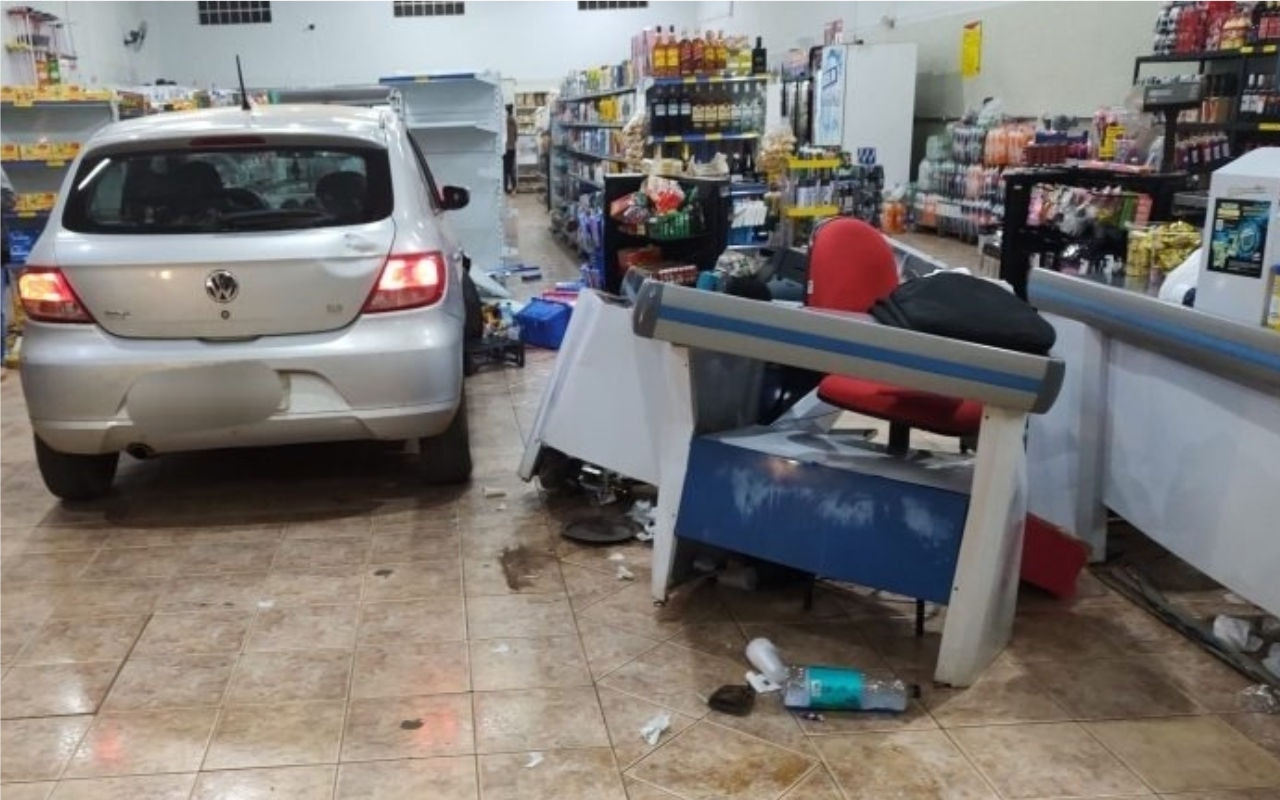 Veículo invadiu o comércio