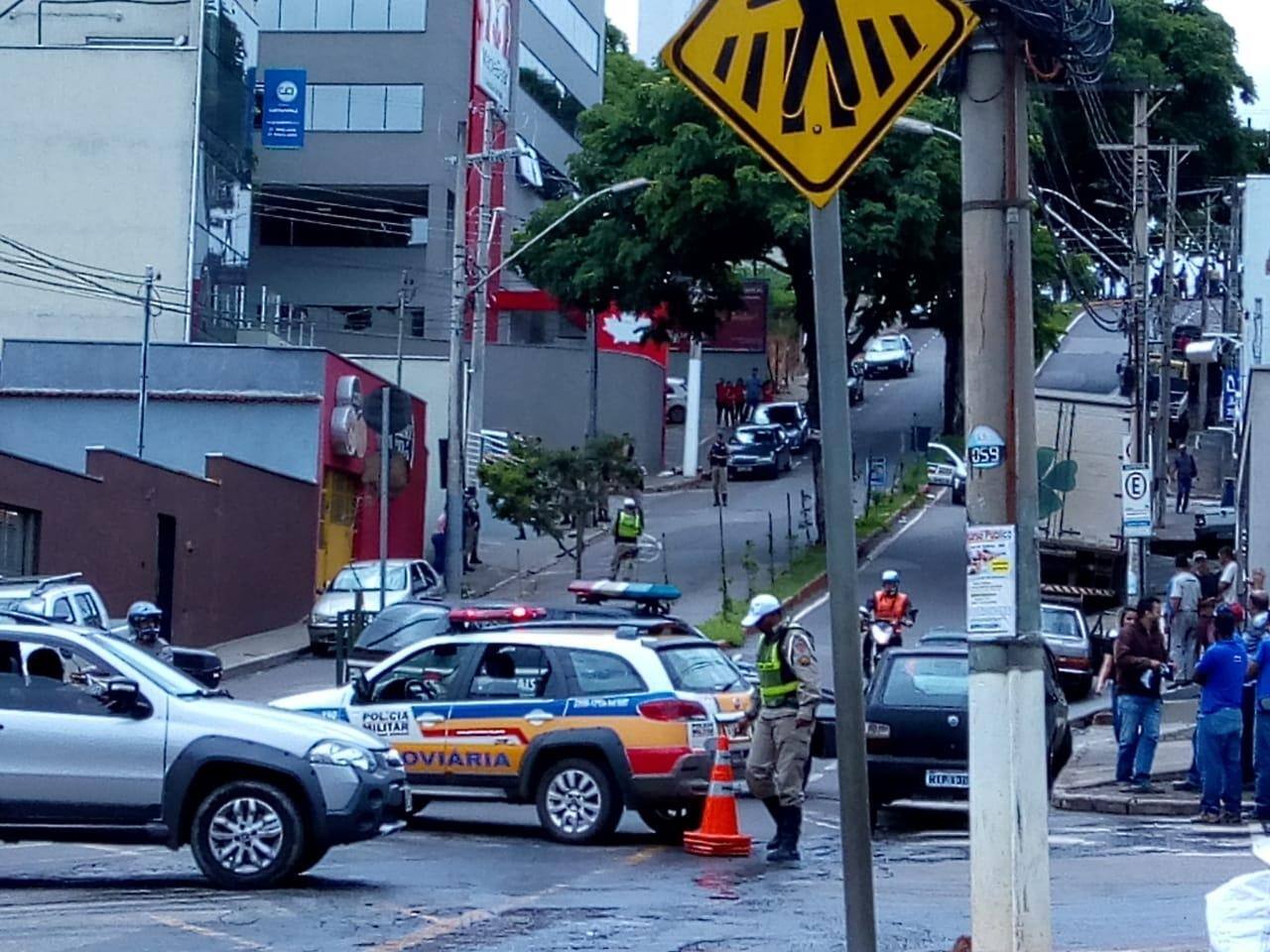 Muitos policiais estão em frente ao banco