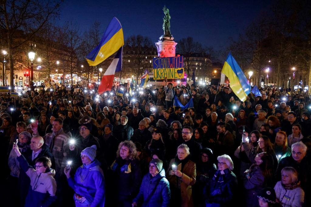 Pessoas se reúnem em Paris para apoiar a Ucrânia