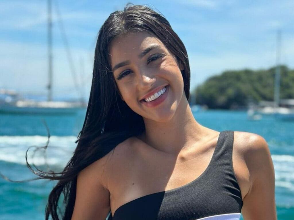 Bia Miranda surge de biquíni fio-dental e quase mostra demais em cliques
