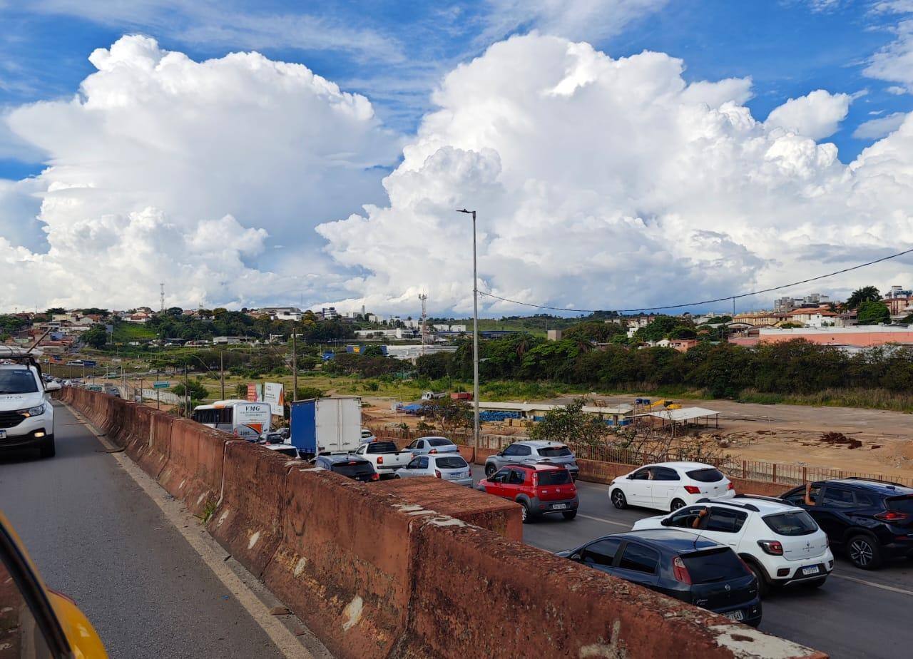 Na avenida Babita Camargos, motoristas enfrentam grande lentidão no fim da tarde desta sexta