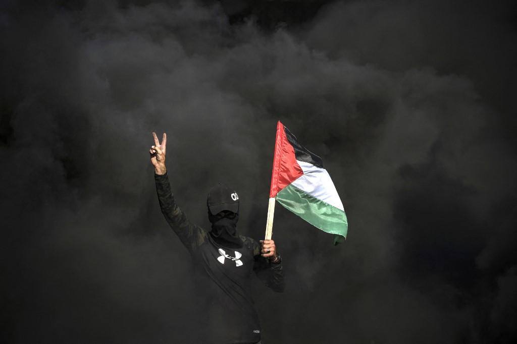 jovem palestino protesta em gaza nesta segunda-feira, 1962023