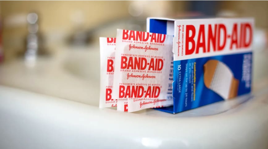 Band-aid é uma das marcas de curativos que têm substâncias químicas nocivas à saúde, segundo estudo