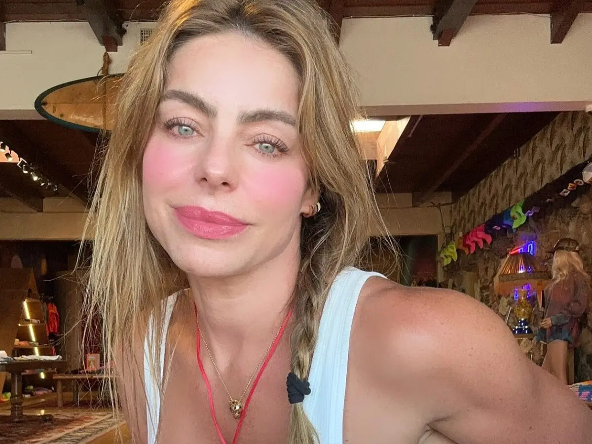 No Caribe, Daniella Cicarelli surge de biquíni e exibe corpão na beira