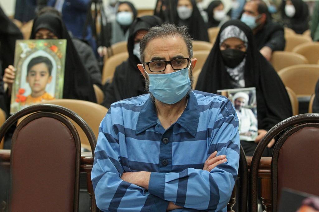 O dissidente sueco-iraniano Habib Farjollah Chaab durante julgamento em Teerã, em janeiro