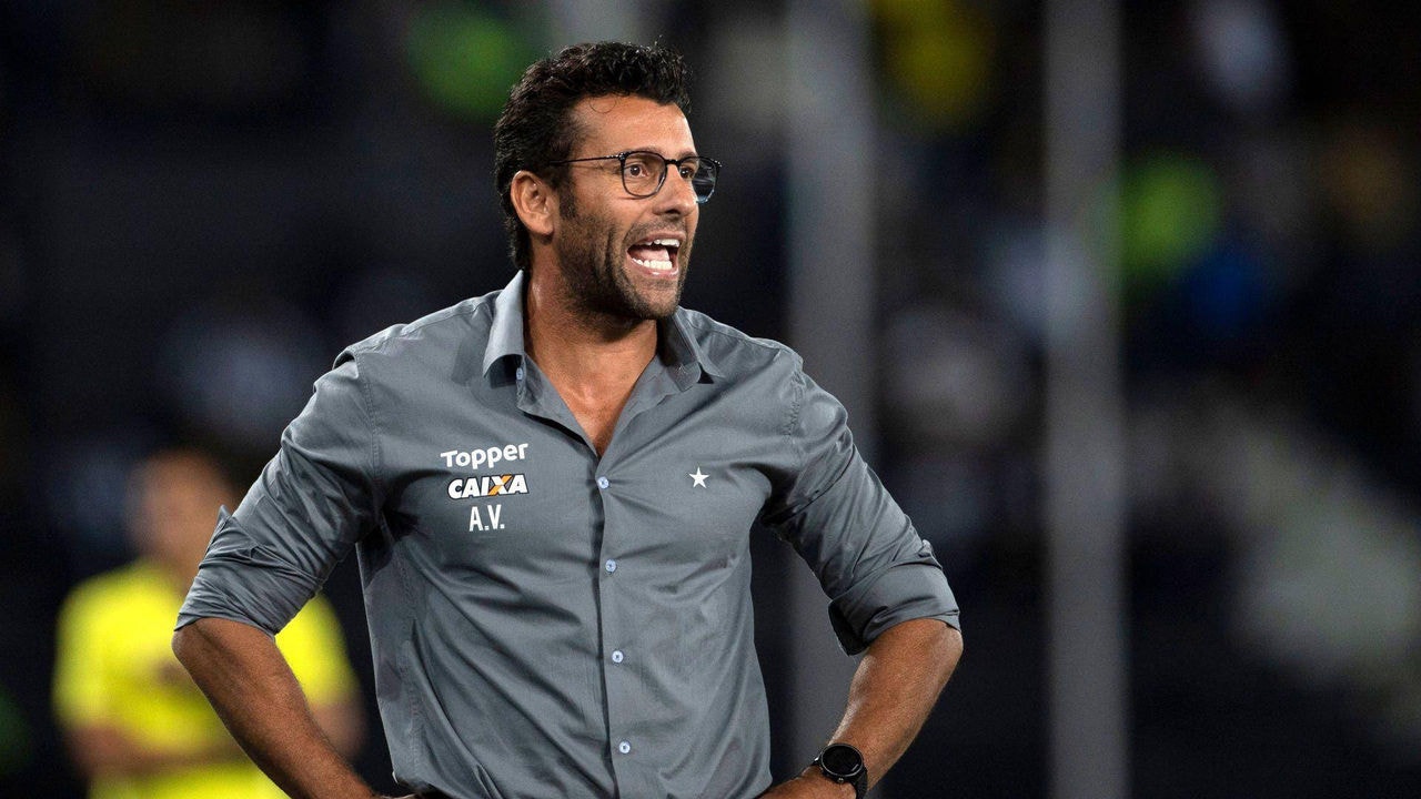 Alberto Valentim negocia com o Vasco para a disputa do Campeonato Brasileiro