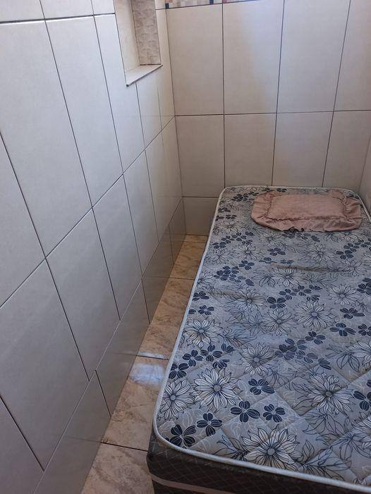 Foto de colchão no chão do banheiro chamou a atenção