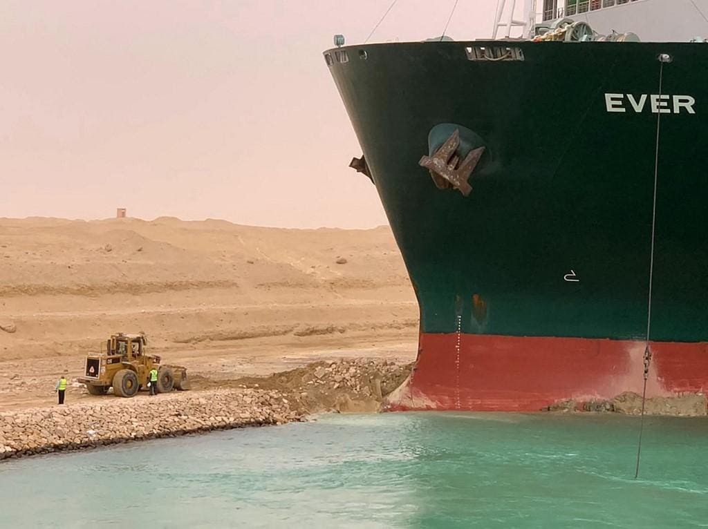 Cargueiro no canal de Suez