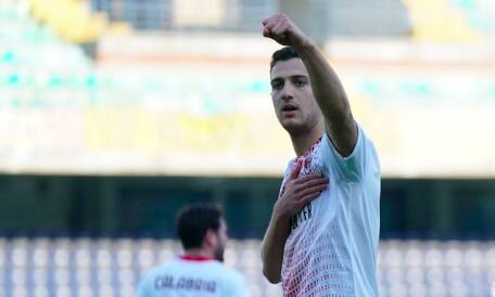 O lateral Dalot fez os dois gols da vitória do Milan fora de casa