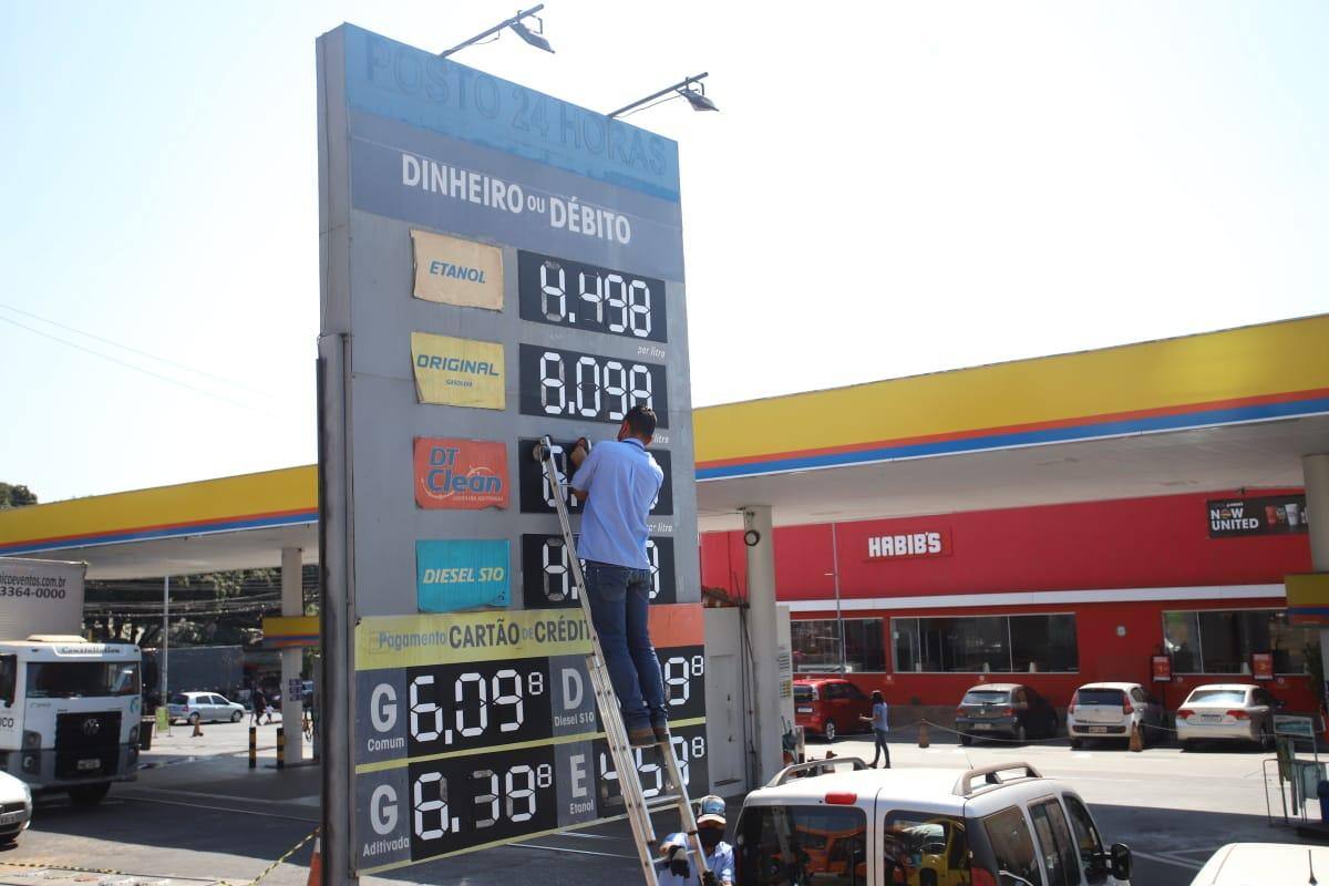 Após reajuste anunciado pela Petrobras, posto de BH vende o litro da gasolina comum a R$ 6,09